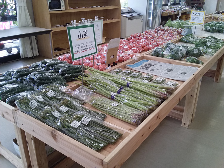 季節の山菜も並びます